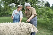 Nachbar Paschulke (Helmut Krauss, r.) zeigt Peter Lustig (Peter Lustig, l.) sein neues Schaf. Er fürchtet um dessen Leben, denn seit kurzem ist Wolfsgeheul zu hören.