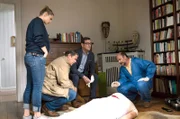 Der Heilpraktiker Knut Mendel (Oliver Bode, liegend) ist in seiner Praxis mit einem Dolch ermordet worden. V.l.n.r. Nina Weiss (Julia Schäfle), Finn (Sven Martinek), Lars (Ingo Naujoks), Dr. Strahl (Christoph Tomanek)
