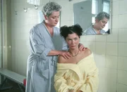 Uschi (Barbara Freier, li.) diskutiert bei einer Massage mit Jule (Anke Rähm). Jule will nicht, dass Uschi ihrer Mutter Mona hinterher spioniert.