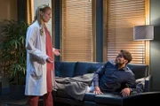 Julia Berger (Mirka Pigulla, l.) weckt Dr. Niklas Ahrend (Roy Peter Link, r.) auf, um ihn zu einem Notfall zu holen.