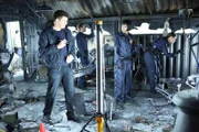 V.l.: Booth (David Boreanaz), Hodgins (TJ Thyne), Cam (Tamara Taylor) und Brennan (Emily Deschanel) untersuchen einen Bunker, in dem eine ehemalige Militärangehörige im Feuer verbrannt ist.