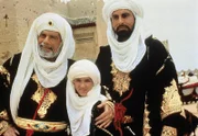 Stolz zeigt sich Emir Magruf (Omar Sharif, li.) mit seinem Sohn Moulay (Kabir Bedi, re.) und seinem Enkelsohn Robert (David Flosi, mi.) vor seinem Volk.