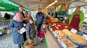 Auf Wochenmärkten sparen: Björn Freitag (hinten) gibt Familie Becker-Löbbert wertvolle Tipps.
