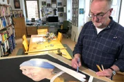 Jörg Baltes zeichnet das Tuch seiner jungen Frau mit Nasenring -frei nach einem Bild des holländischen Barock-Malers Jan Vermeer.