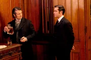 Bryon Beaton (Jonathan Goad, links) und Detective Murdoch (Yannick Bisson) diskutieren über den Mord in Beaton Manor.