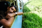 Die stundenlange Fahrt aus dem Hochland in die Hauptstadt Colombo nutzen viele Reisende für ein Schläfchen.