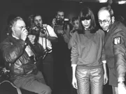 Durch einen Pulk von Fotografen geht Marianne Bachmeier am 2. November 1982 zu ihrem Platz im Gerichtssaal.