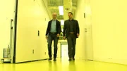 Karsten Schwanke (rechts) und Dr. Edwin Mulder in den hochmodernen Räumen des DLR-Schlaflabors.