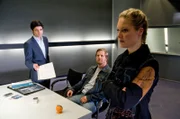 Sophie Palmer (Tessa Mittelstaedt) erzählt Andreas Kringge (Max Grill) und Mick brisgau (Henning Baum) vom Verhältnis zwischen Florian und Caspari.