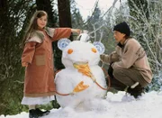 Katrinchen (Stefanie Werner) baut gemeinsam mit Jakob (Stefan Ullrich) einen Schneemann.