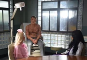 Während sich Chanel (Emma Roberts, l.) und Zayday (Keke Palmer, r.) mit ihrem Privatleben und der Suche nach einem Mörder beschäftigen, findet der kranke Tyler (Colton Haynes, M.) während seines Aufenthalts im Krankenhaus etwas ganz Besonderes: die Liebe ...