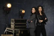 (6. Staffel) - Amy Santiago (Melissa Fumero, l.); Rosa Diaz (Stephanie Beatriz, r.)