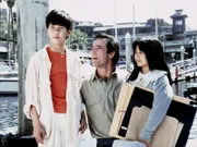 Chin (John Louie, li.) und Mai (Julia Kono), Nicks (Joe Penny) kambodschanische Patenkinder, sind als blinde Passagiere in die USA gekommen.