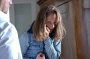 Vivi Stöver (Tessa Mittelstaedt, r.) erfährt in ihrer Ehe vor allem Gewalt und Erniedrigung. Dennoch schafft sie es nicht, sich von ihrem gewalttätigen Ehemann Egon Stöver (Matthias Komm, M.) zu trennen.
