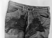 Eine Nahaufnahme einer mit Blut beschmierten Hose . Mit der Dokumentation widmet sich ZDFinfo einem undurchsichtigen Feld in der ostdeutschen Geschichte. Der Zweiteiler wirft mit Archiv-Bildern, Aufnahmen von Hobbyfilmern und Berichten von Augenzeugen, Verbrechens-Opfern und Kriminalisten ein neues Licht auf die Ermittlungen bei Kapitalverbrechen – dabei sind einige Fälle bis heute ungeklärt.