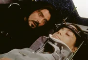Marcus (Jason Carter) ist auf Babylon 5 eingetroffen, um die schwerverletzte Ivanova (Claudia Christian, re.) zu retten; er ist bereit, aus Liebe zu ihr sein Leben für sie hinzugeben.