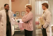 Dr. Foreman (Omar Epps, l.) und Dr. Chase (Jesse Spencer, r.) sprechen mit Mrs. Simms (Cynthia Ettinger), deren stark übergewichtige Tochter mit einem Herzanfall ins Krankenhaus eingeliefert wurde.