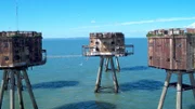 Bildunterschrift: An der Mündung der Themse, an der Ostküste Englands, ragen sieben gewaltige Stahltürme 25 Meter hoch aus dem Wasser empor: die Maunsell-Seefestungen.