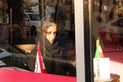PHOENIX DIE MARCO POLO-FÄHRTE - ABENTEUER SEIDENSTRAßE, "Von der Türkei nach Teheran", am Dienstag (04.03.14) um 20:15 Uhr. Fastfood-Restaurant im Norden Teherans.