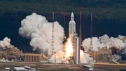 Die Ariane 5 hebt auf dem Weltraumbahnhof Kourou in Französisch-Guyana ab.
