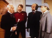 Picard (Patrick Stewart, l.), Worf (Michael Dorn, 2.v.r.) und Data (Brent Spiner, r.) tragen zeitgemäße Verkleidung für das Holodeck. Riker (Jonathan Frakes, 2.v.l.) ist in Uniform der Sternenflotte.