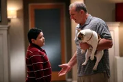 Wird Jay (Ed O'Neill, re.) den von Guillermo zurückgelassenen Hund wirklich ins Tierheim bringen? Manny (Rico Rodriguez) wäre über den Familienzuwachs jedenfalls sehr erfreut.