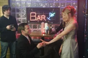 Elliot (Sarah Chalke, r.) bittet Keith (Travis Schuldt, l.), noch mal um ihre Hand anzuhalten, damit alles genau so läuft, wie sie es sich erträumt hat ...