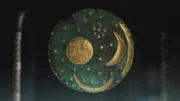 Sonne, Mond und Sterne: Die 1999 bei Nebra in Sachsen-Anhalt gefundene Bronzeplatte gilt als älteste bekannte Himmelsdarstellung.