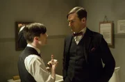 Der junge Doktor (Daniel Radcliffe, l) bittet den alten Doktor (Jon Hamm) um Rat.
