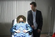 L-R: Patientin Carmen Electra (spielt sich selbst), Dr. House (Hugh Laurie)