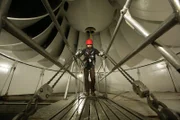 Aaron Kaufman steht in einem Saugrohr unter einer der gewaltigen Turbinen mit einem Durchmesser von 60 Fuß am Grand Coulee Dam.