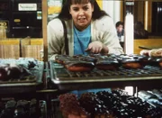 Jenny (Judy Carmen) kauft Süßigkeiten - angeblich für ihre Freundinnen.