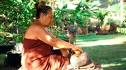 Tapa-Frau Sara Vaki beim Kneten des Stoffes, Fatu Hiva/Marquesas.