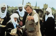 Tom Burton (Rutger Hauer, 2.v.re.) gibt den Arabern Schiessunterricht, auch "Prinz Robert" (David Flosi, 2.v.li.), dem Enkel des Emirs (Omar Sharif, li.). Restl. Darstellernamen unbekannt.