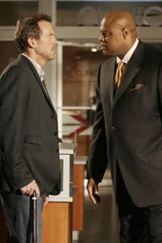 Der Streit zwischen Vogler (Chi McBride, r.) und Dr. House (Hugh Laurie) geht weiter und Vogler droht House damit, ihn per Antrag im Aufsichtsrat fristlos zu entlassen.