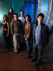 L-R: Teyla Emmagan (Rachel Luttrell), Ronon Dex (Jason Momoa), Dr. Rodney McKay (David Hewlett), Dr. Carson Beckett (Paul McGillion), Dr. Elizabeth Weir (Torri Higginson) und Lt. Colonel John Sheppard (Joe Flanigan)