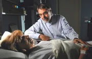 Georg Baumgart (Gunter Schoß) sitzt am Krankenbett seiner Frau Charlotte (Ursela Monn), die gerade operiert wurde.
