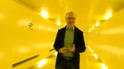 Karsten Schwanke im "gelben Tunnel", der die Labore des Deutschen Zentrums für Luft- und Raumfahrt zur Astronautenforschung miteinander verbindet.