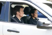 John Nolan (Nathan Fillion) und Angela Lopez (Alyssa Diaz) fahren Streife.