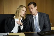 Die Anwältin Dr. Zacher (Sandra Borgmann) hält ihren Mandanten Gerd Ridderbusch (Sönke Möhring) für unschuldig.