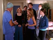 (v.l.n.r.) Dr. Kriegel (Randy Thompson) hat eine gute Nachricht für Willow (Alyson Hannigan), Xander (Nicholas Brendon), Riley (Marc Blucas), Buffy (Sarah Michelle Gellar) und Dawn (Michelle Trachtenberg) ...