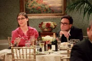 Leonard (Johnny Galecki, r.) und Amy (Mayim Bialik, l.) lernen sich etwas besser kennen, während Sheldon sich seiner neuen Eisenbahn widmet ...