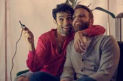 Levo (Arash Marandi, li.) macht ein Selfie mit Tom (Mads Hjulmand, re.) bevor die Gäste kommen.