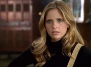 Buffy (Sarah Michelle Gellar) hat eine schockierende Entdeckung gemacht und sucht nun nach einer Erklärung.