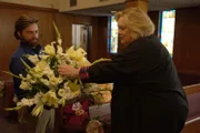 Müssen Großmutters Beerdigung vorbereiten: Dale (Zach Galifianakis, l.) und Christine (Louie Anderson, r.) ...