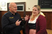 Polizist Haas (Michael Dietmayr, KLD) und Ulla (Sabrina Dietel, KLD) versuchen miteinander zu flirten.
