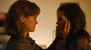 Clara (Emily Cox) bittet Leonie (Paula Kober) den Post zu löschen. Sie geraten in Streit.