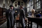 Detective Sergeant Endeavour Morse (Shaun Evans, r.) und Chief Inspector Fred Thursday (Roger Allam, l.) ermitteln im Lonsdale College, wo ein lange verschollenes Fabergé-Ei auf einer Auktion versteigert werden soll.
