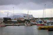 Akranes ist ein Fischerdorf an der isländischen Westküste. Die Bucht von Faxaflói ist das Tor zu reichen Fischgründen.