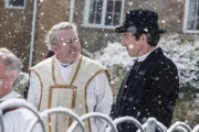 Pater Fox (Roger May, l.) soll Father Brown (Mark Williams, l.) bei der diesjährigen Christmette genau auf die Finger schauen.